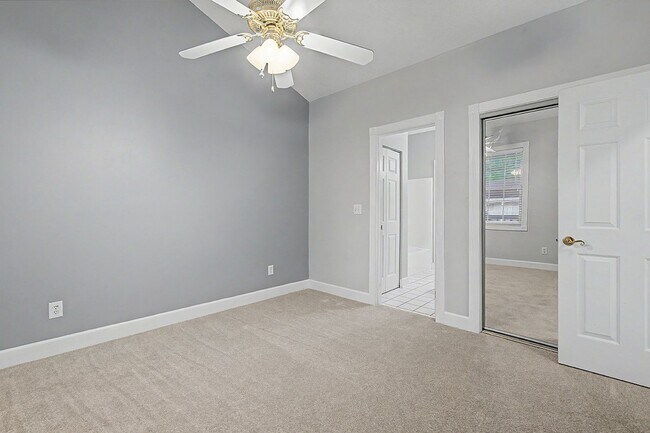 Building Photo - Condo in Arrowhead with brand new paint and carpet!