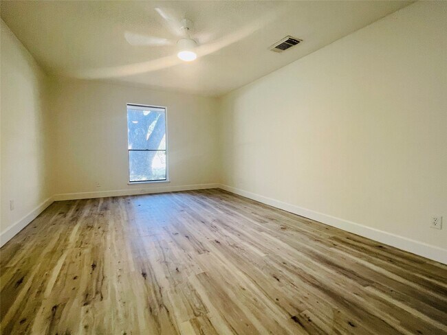 Building Photo - 3014 Edgewood Dr