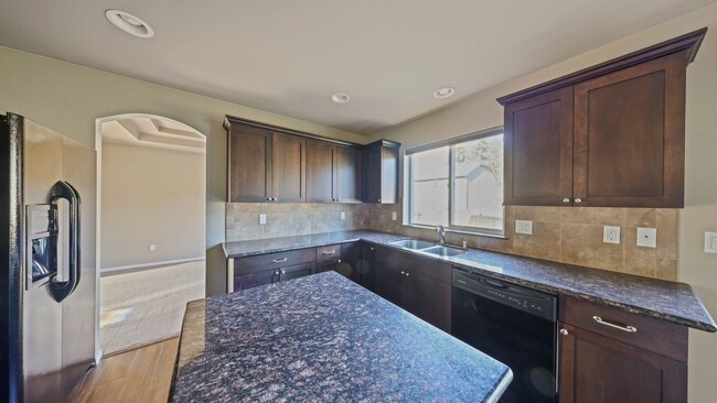 Building Photo - 4 Bed 2.5 Bath - Small Pet Friendly - Large Backyard - NAS Whidbey