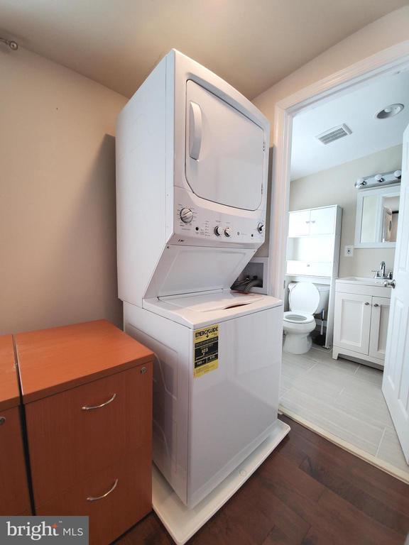 Building Photo - 600 S Washington St