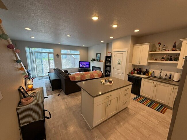 Building Photo - Air Conditioned 3 Bed 2.5 Bath