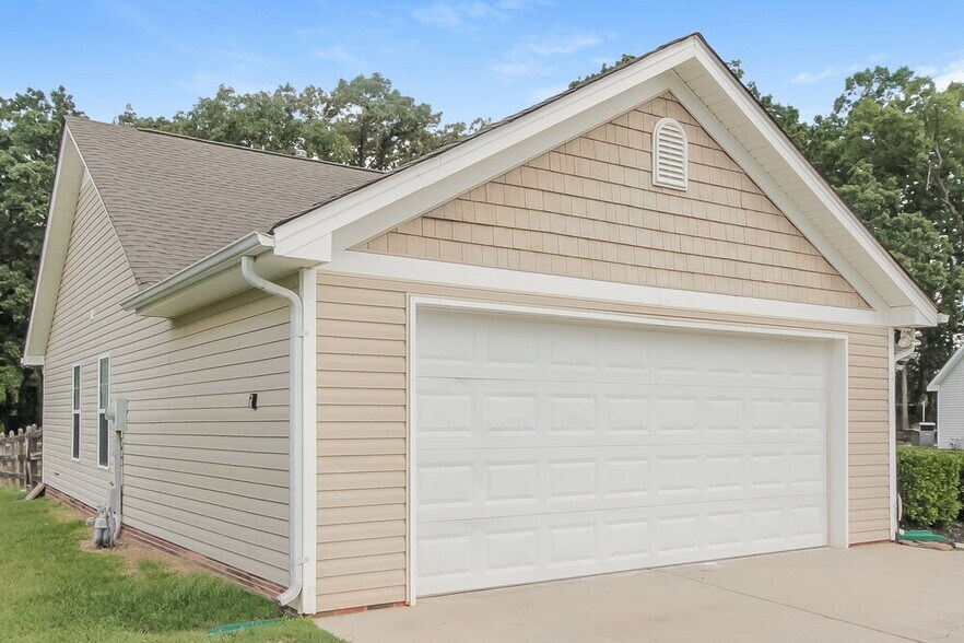 Building Photo - 409 Funderburk Rd