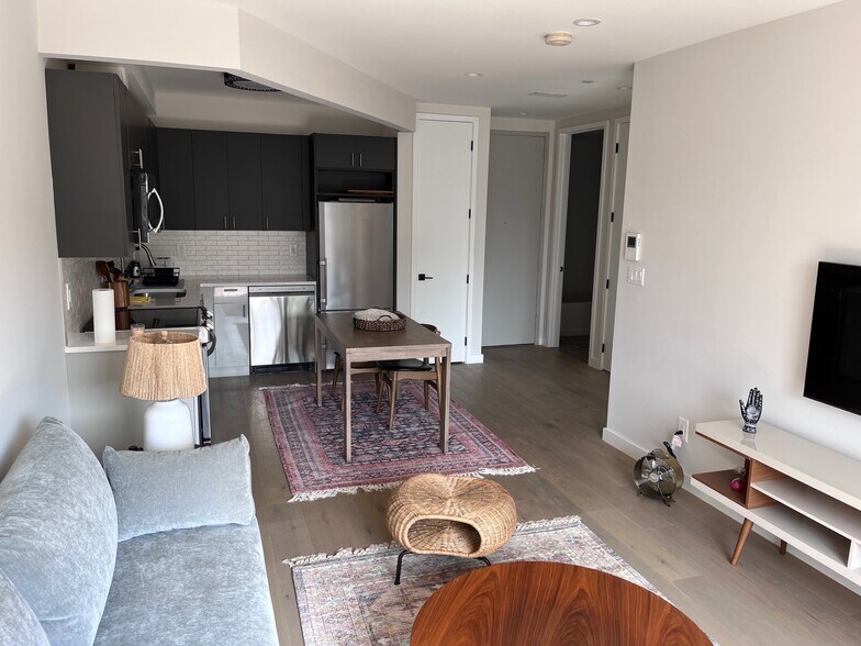 Primary Photo - 1390 Putnam Ave