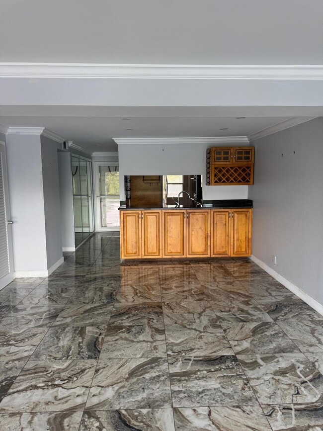 Building Photo - 1319 E Hillsboro Blvd