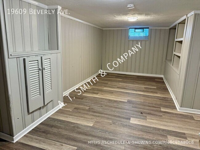 Building Photo - 19609 Beverly Ave