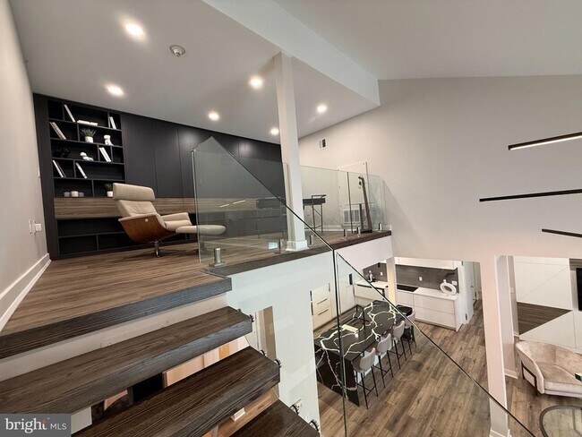 Building Photo - 572 Carson Terrace