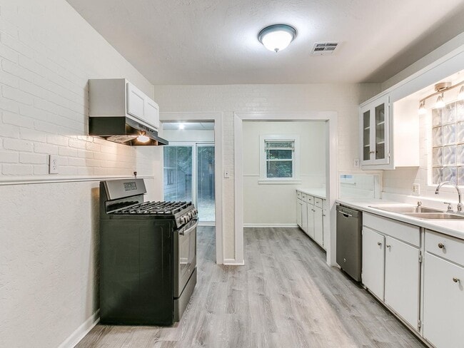 Building Photo - 3 Bedroom 1 Bath home in Shawnee!