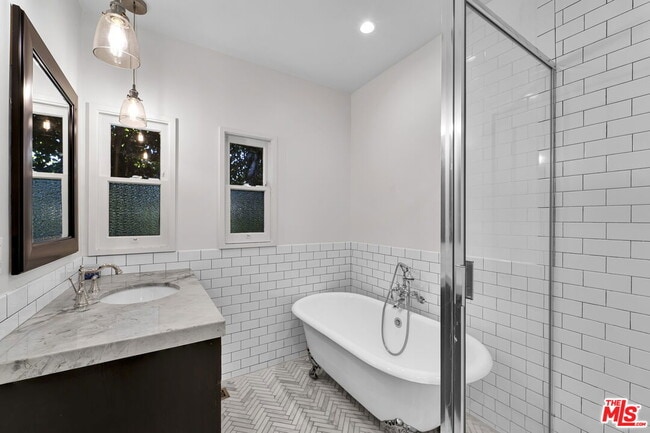 Building Photo - 918 N Genesee Ave