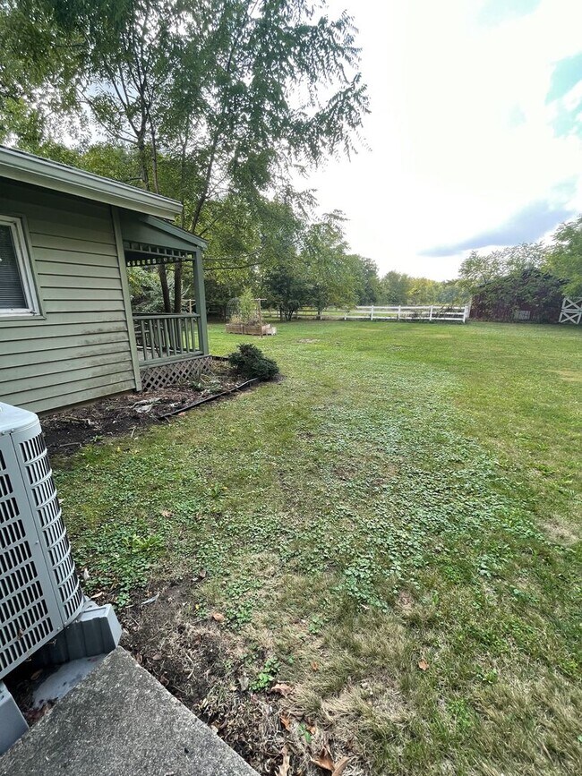 Building Photo - Three Bedroom Single Family Home in the Co...