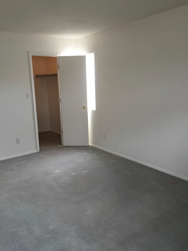 Building Photo - 213 Princeton Dr SE