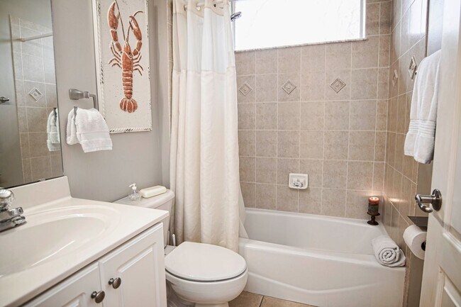 Building Photo - Spacious 4BR Retreat w/ Fenced Yard + Resort Amenities