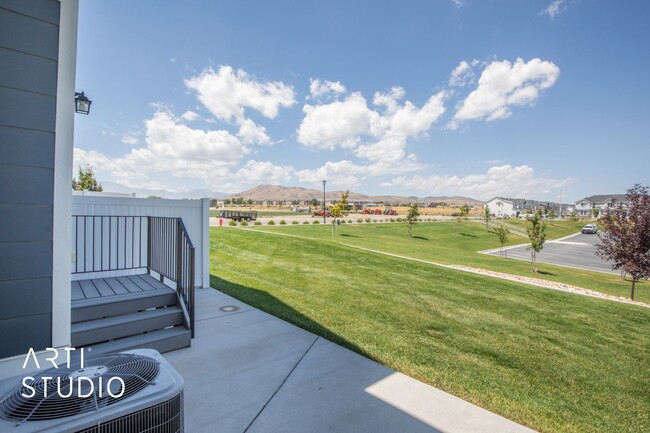 Building Photo - Beautiful Townhome in Lehi