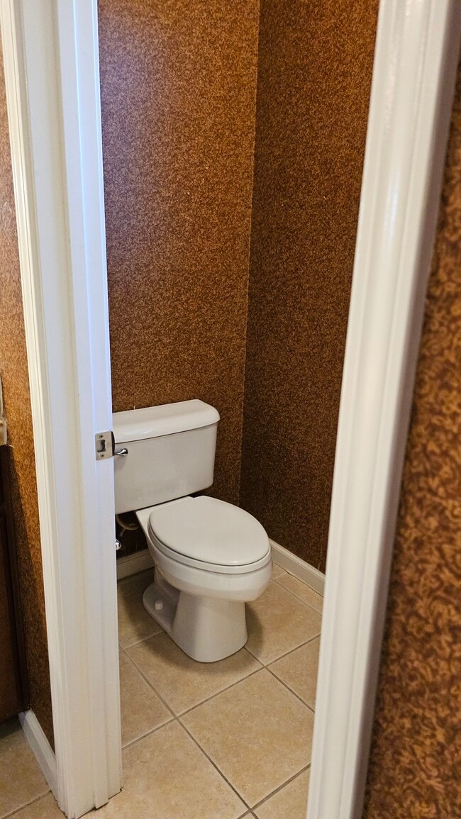 Building Photo - 5012 Crest Dr