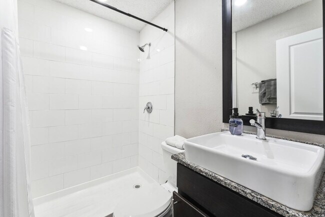 Building Photo - 2101 Elmont Dr