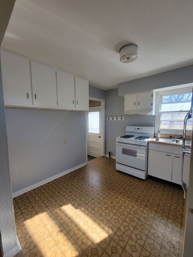 Building Photo - 3 Bd in Meadowbrook Subdivision