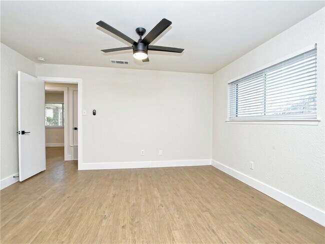 Building Photo - 11711 Oak Knoll Dr