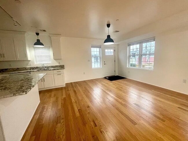 Building Photo - 13 Water St