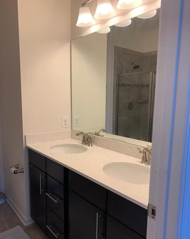 Building Photo - Captivating 3 BR/3 BA Townhome in Glen Bur...