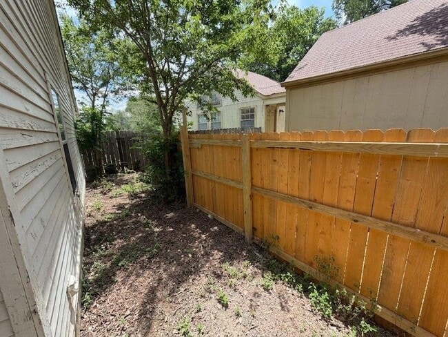 Building Photo - 8811 Pineridge Dr