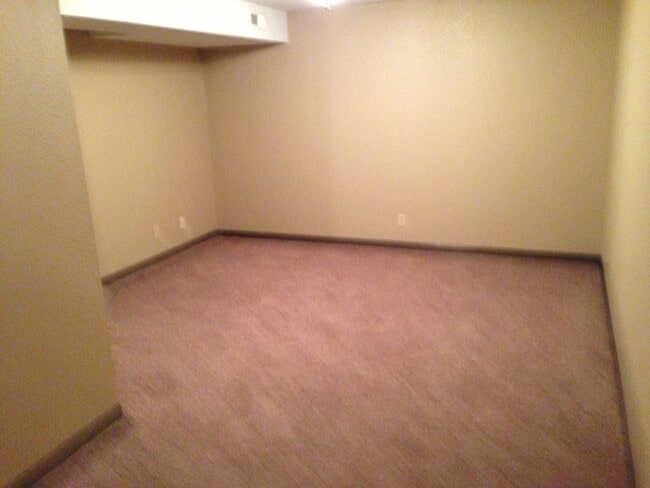 Building Photo - 3 Bedroom, Recently Remodeled, 1 Bath, Bas...