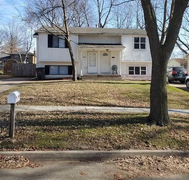 Building Photo - 3 Bedroom with Fenced Yard!
