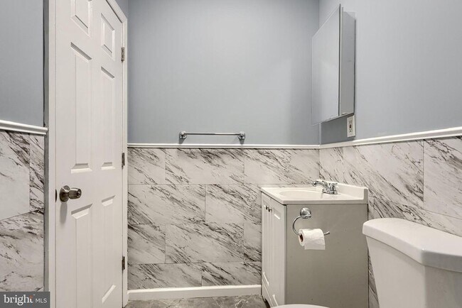 Building Photo - 2533 W Lombard St