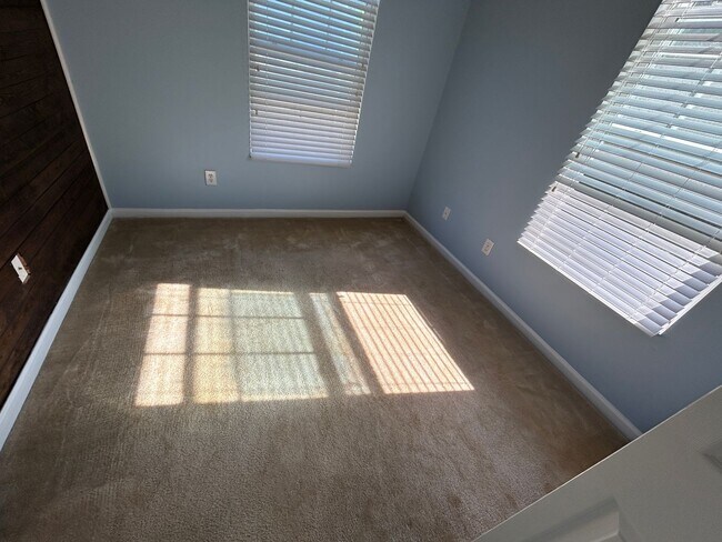 Building Photo - 619 Laurens Way