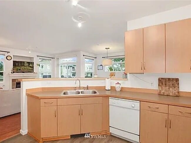 Building Photo - Sammamish 2 Bed 2 Bath