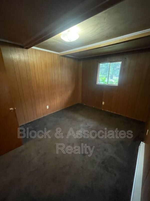 Building Photo - 504 Lake Dr