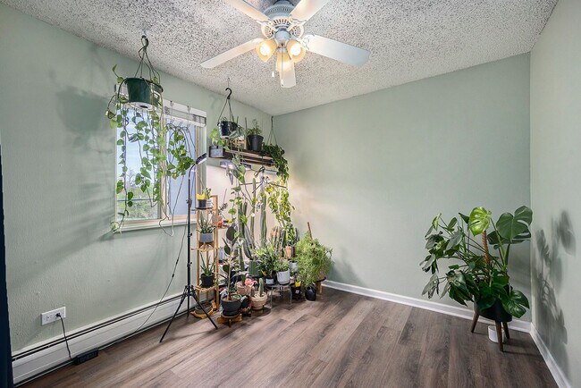 Building Photo - University Hills 2 bedroom and 1.5 Bath Co...