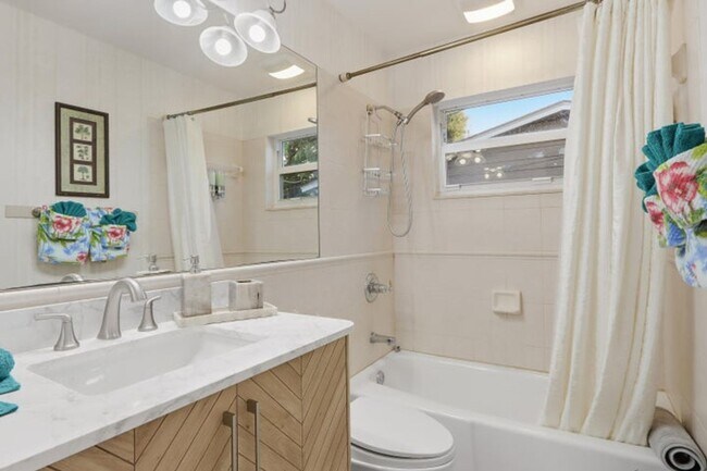 Building Photo - 1905 Meadow Ct