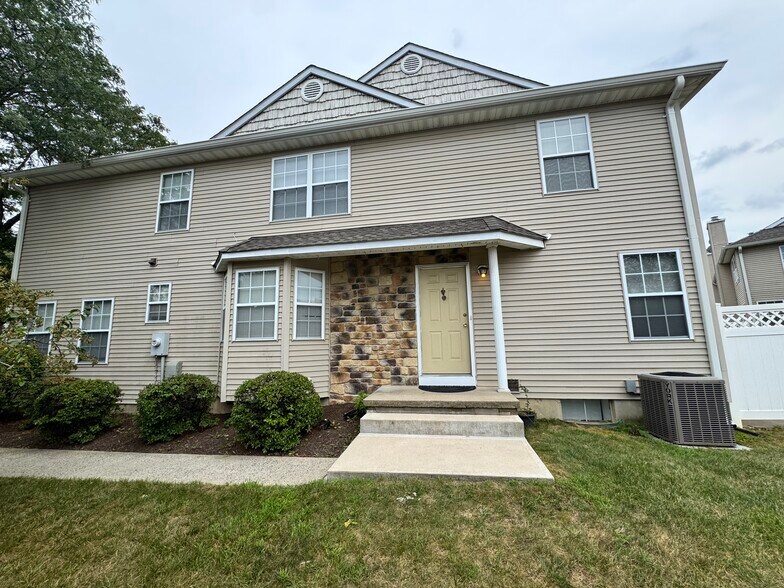 Primary Photo - 305 Cobblestone Ct