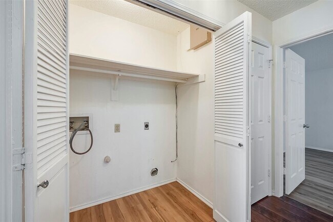 Building Photo - 6304 Brookcrest Dr