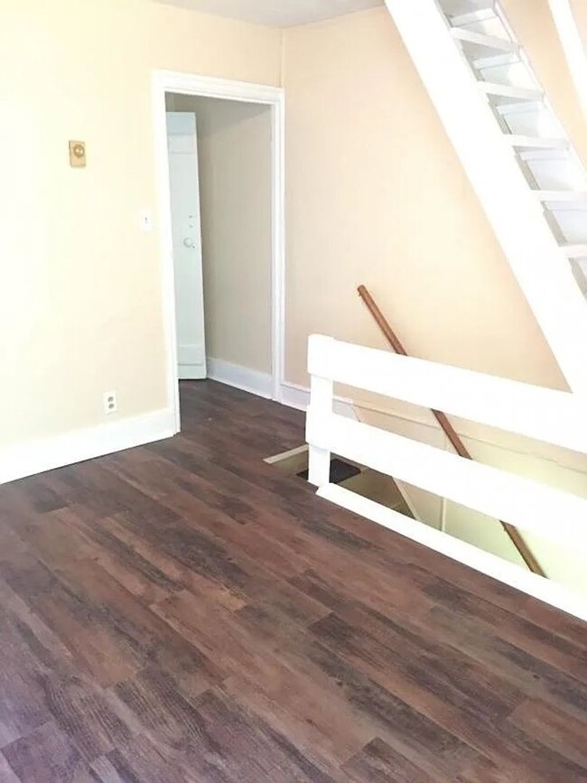 Building Photo - Introducing a pleasant 2-bedroom, 1-bathro...
