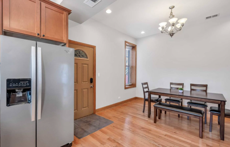 Dining area - 1353 S California Ave