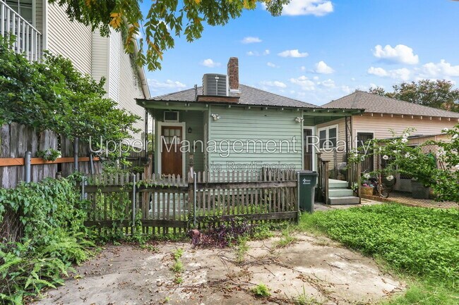 Building Photo - 806 Constantinople St