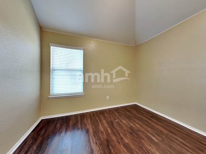 Building Photo - 9613 Glenshee Dr