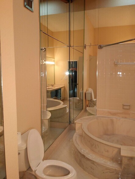 Building Photo - 2675 S Parkview Dr