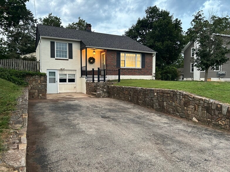 Primary Photo - 15 E Pothouse Rd