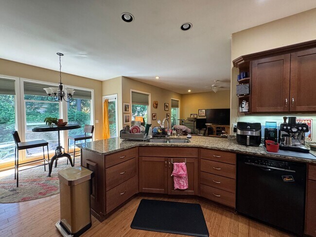 Building Photo - 3 Bedroom, 3 Bathroom House - Walking distance to the beach