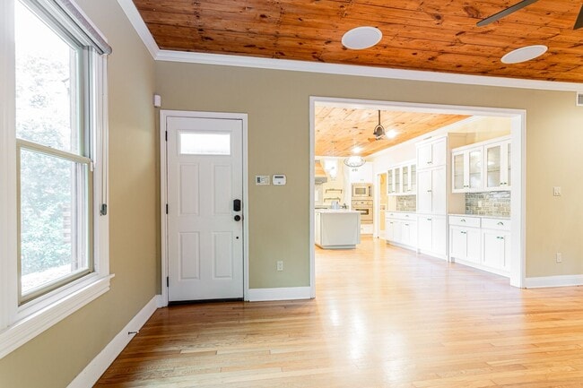 Building Photo - Charming 3 Bed / 2.5 Bath Two-Story Home!
