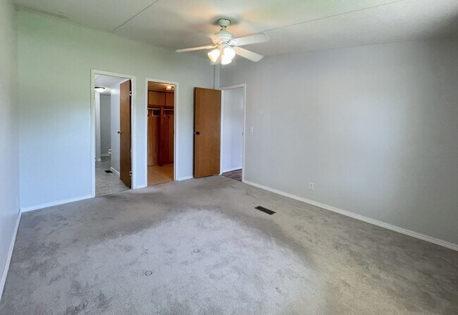 Building Photo - 3 bedroom home located in South Hutchinson
