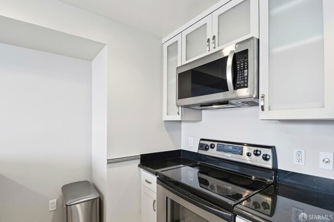 Building Photo - 250 King St