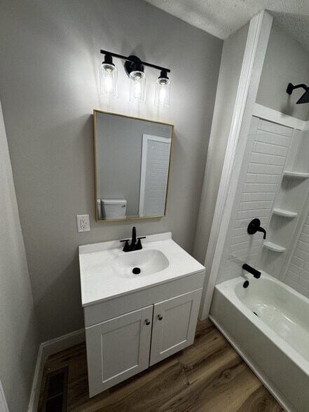 Building Photo - 118 Bank St