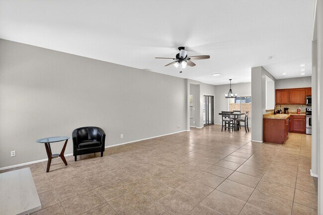 Building Photo - 697 W Oak Tree Ln