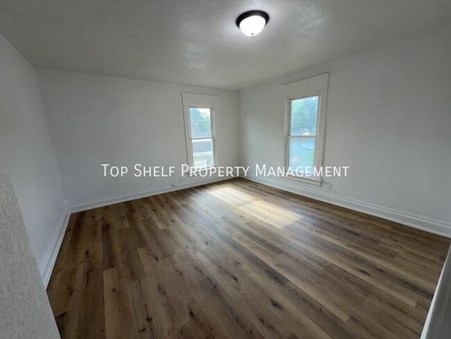Building Photo - 802 1st Ave W