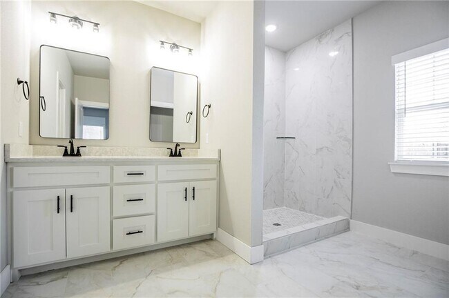 Building Photo - 14 Kinloch Dr