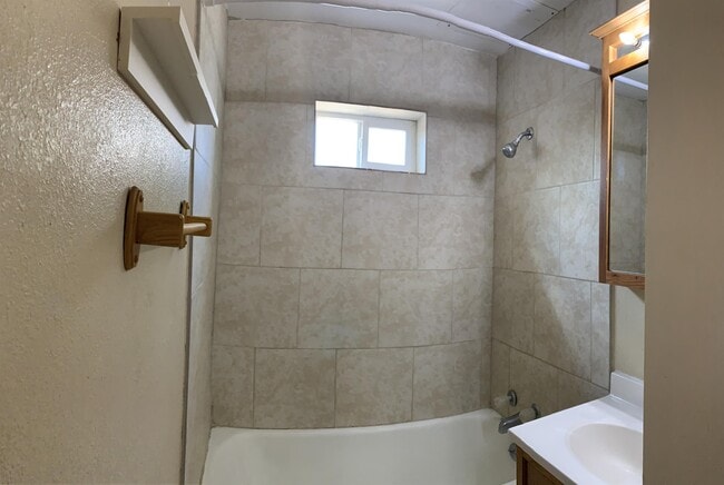 Building Photo - 1217 Ross St