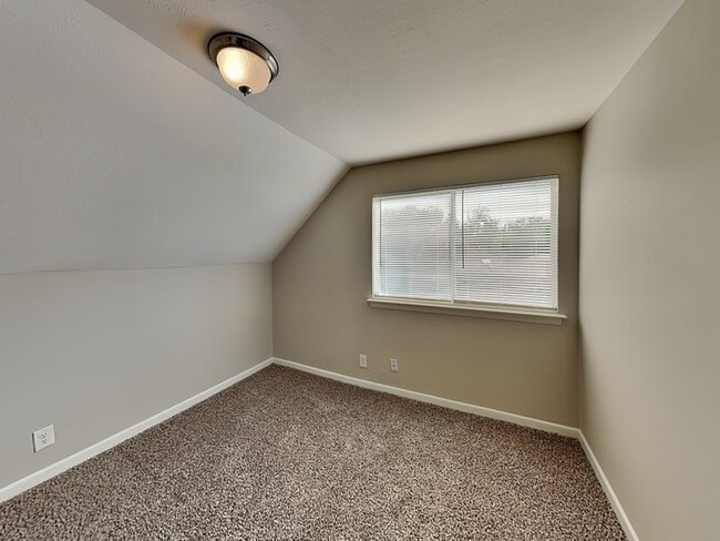 Building Photo - 1514 Regina Ct S