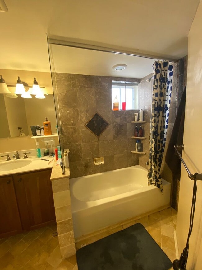 Building Photo - Aug 2025 - 4 Bedroom 2 Bathroom Wash Park ...